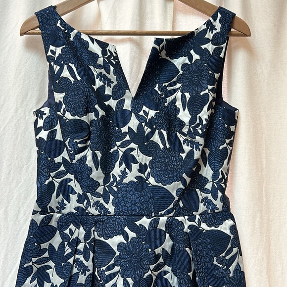 Kay Unger Net York Blue and White Floral EUC - Sz.6 - Picture 3 of 9